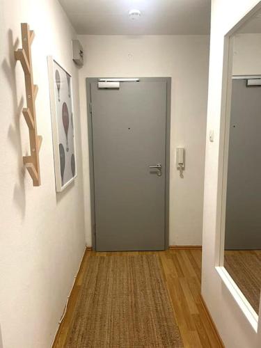 einen Flur mit Tür in einem Zimmer in der Unterkunft Messe - Augsburg - Zentrum - 2 Zimmer - 3 Personen in Augsburg