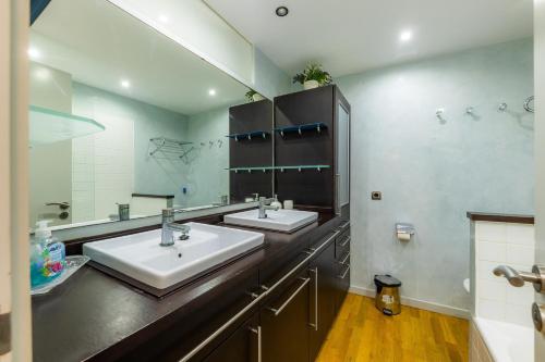 a bathroom with two sinks and a large mirror at Ca Sa Pradine in Alcudia
