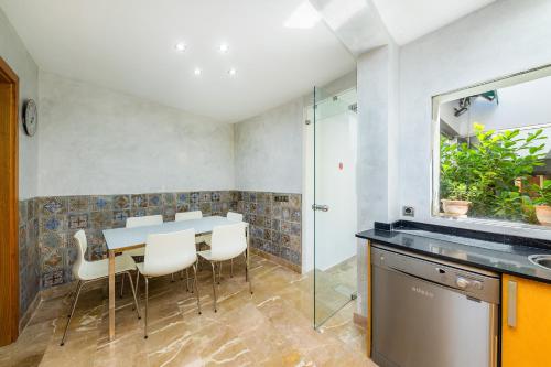 a kitchen with a table and chairs and a window at Ca Sa Pradine in Alcudia