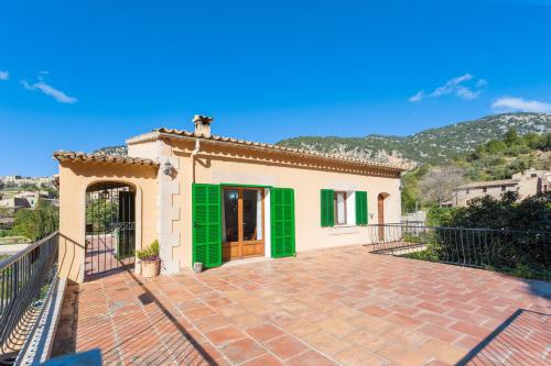 a house with a green door and a patio at Casa Miranda in Valldemossa