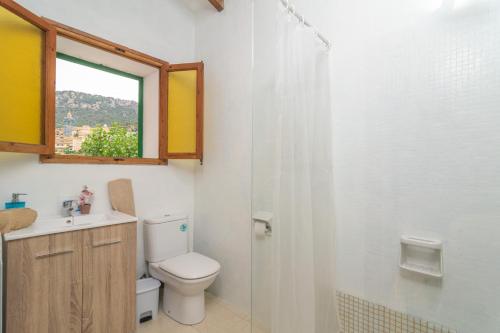 バルデモーサにあるCasa Mirandaのバスルーム(トイレ、洗面台付)、窓が備わります。