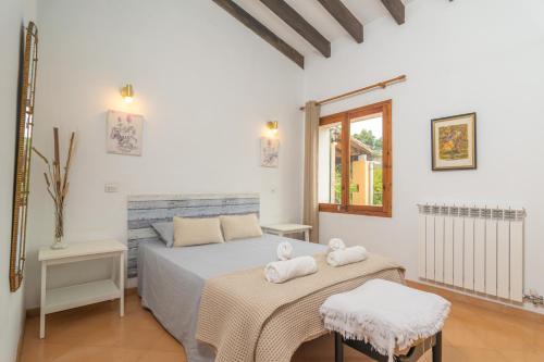 バルデモーサにあるCasa Mirandaの白いベッドルーム(ベッド1台、椅子2脚付)
