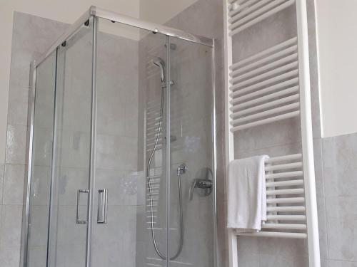 W łazience znajduje się prysznic ze szklanymi drzwiami. w obiekcie Casa Salera w mieście Lonato