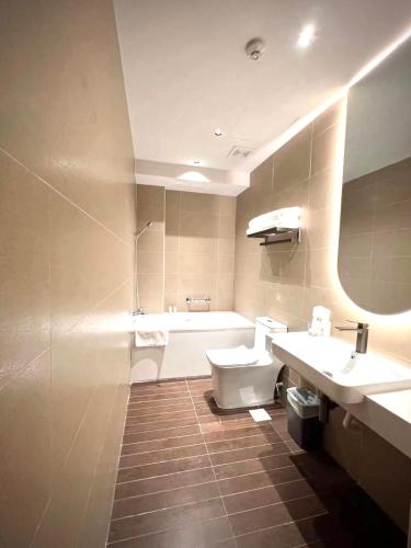 Un baño de Rest Bugis Hotel