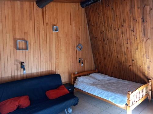 une chambre avec un lit et un canapé dans l'établissement Appartement T4 Duplex Bolquère, à Bolquère-Pyrénées 2000