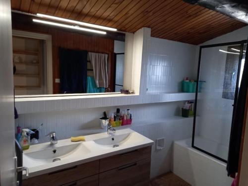 une salle de bain avec deux lavabos, un miroir et une baignoire dans l'établissement Appartement T4 Duplex Bolquère, à Bolquère-Pyrénées 2000
