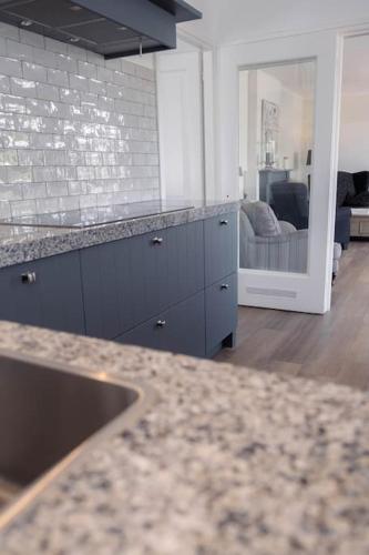 a kitchen with a counter top and a mirror at Vakantiebungalow Limmen in Limmen