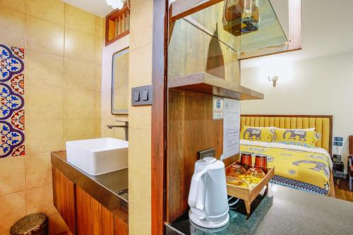 een badkamer met een wastafel en een bed bij WangChang Hotel Chiang Mai โรงแรมวังช้าง เชียงใหม่ in Chiang Mai
