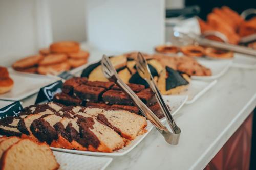 ラ・ロシェルにあるLe Manoir Hôtelのパン・ペストリー各皿付きテーブル