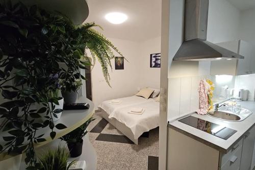 een badkamer met een wastafel en een bed in een kamer bij Cozy Hideaway in Ljubljana