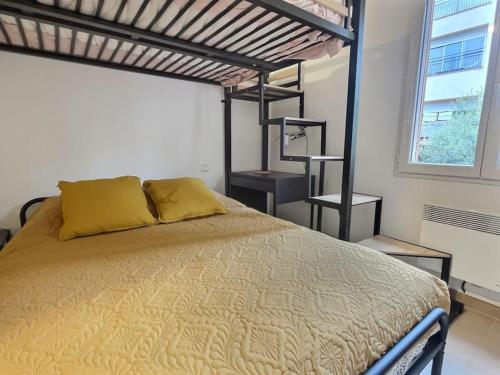 ein Schlafzimmer mit einem Bett mit einem Metallbettrahmen in der Unterkunft ''Mon brin de Lavande'' By Miss.K Conciergerie in Auriol