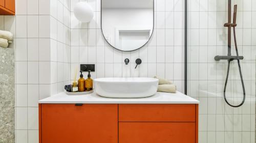 a bathroom with a sink and a mirror at InTheMiddle in Ostróda