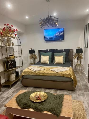 une chambre avec un lit et une télévision au mur dans l'établissement Suite dei sogni, à Flayosc