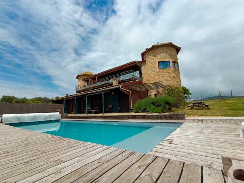 une maison avec une piscine et un bâtiment dans l'établissement Gîte Pyrénées 6 personnes avec piscine, à Villarzel-du-Razès