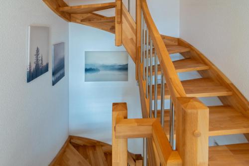 eine Holztreppe in einem Haus mit Holzböden in der Unterkunft Knus in Dornum