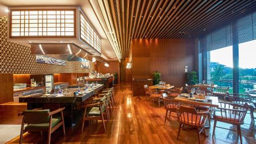 Un restaurante u otro lugar para comer en InterContinental Nantong by IHG-Best view of yangtze