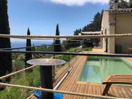 une villa avec piscine et une maison dans l'établissement Nouveau ! pleine nature et vue mer au Lavandou, au Lavandou
