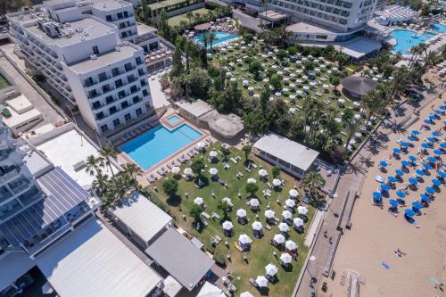 Bazén v ubytování Iliada Beach Hotel nebo v jeho okolí