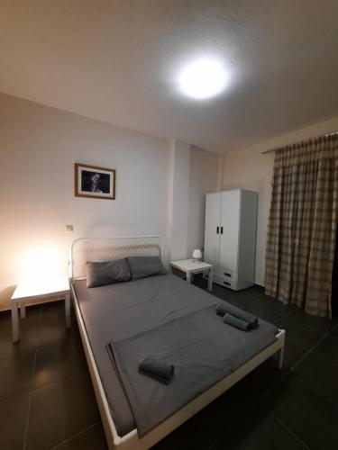ein Schlafzimmer mit einem großen Bett in einem Zimmer in der Unterkunft Efis Sunset Villa in Elani
