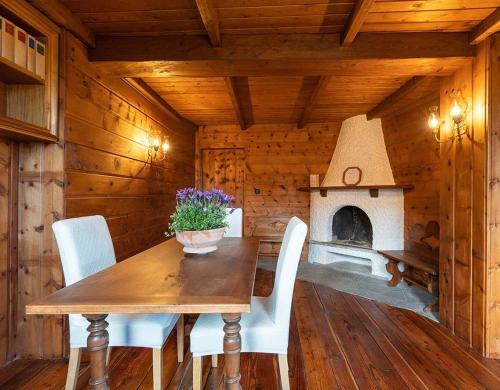 une salle à manger en bois avec une table et une cheminée dans l'établissement Villa Agnona Appartamento in Villa, à Borgosesia