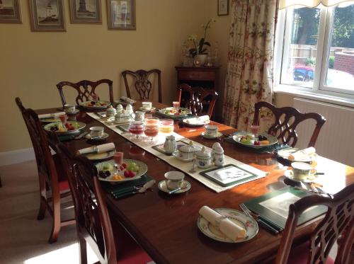einen Esstisch mit Essen drauf in der Unterkunft Stoneborough House B&B in Budleigh Salterton