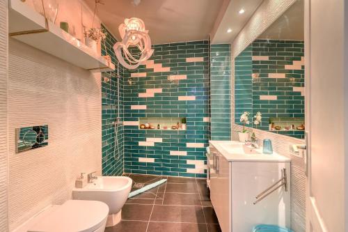 ロス・アブリゴスにあるAloha Homeのバスルーム(トイレ、洗面台付)