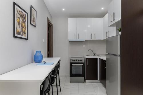 A kitchen or kitchenette at Stylish Apartment in City Center