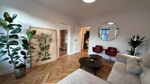 sala de estar con sofá y espejo en Carolinas Apartment - Studiestæde 3, en Copenhague