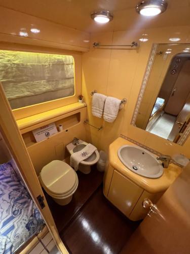 a small bathroom with a toilet and a sink at Riti Yacht in Kalkara
