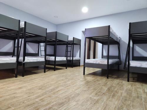 4 Etagenbetten in einem Zimmer mit Holzboden in der Unterkunft Hostel VATO in Kutaissi