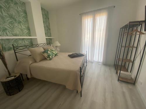 LuLu Naxos Apartment في جيارديني ناكسوس: غرفة نوم بسرير ودرج في غرفة