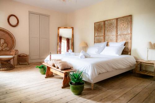 ein Schlafzimmer mit einem großen weißen Bett und einem Spiegel in der Unterkunft Château de Sienne proche Avignon Orange 7 Chambres Piscine Rivière in Chusclan
