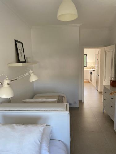 Casas de TorratにあるCa La Fustera a 3 minutos a pie de la playaの白いベッドルーム(ベッド1台、ランプ付)