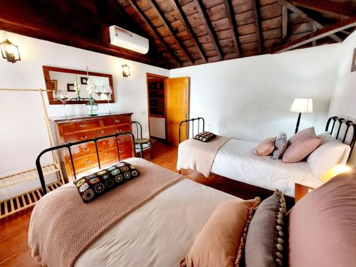 um quarto com 2 camas e uma cómoda em Eloína em Barlovento