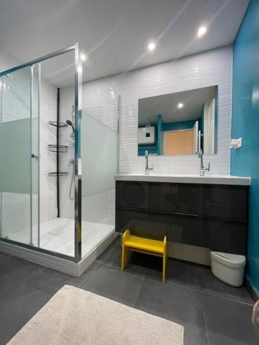 une salle de bain avec une douche, un lavabo et des toilettes dans l'établissement Le Provence, à Aix-en-Provence