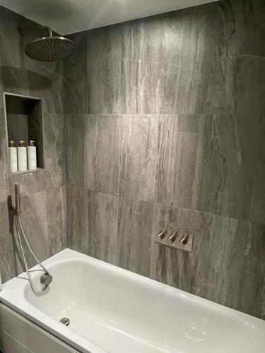 Harbourside Hideaway - Superb Flat with Terrace photo 13
