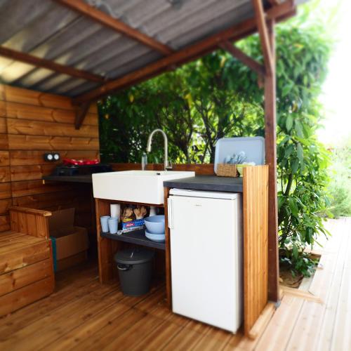 a kitchen with a sink and a counter top at NOUVEAUTE Maison Cocooning avec jardin, Terrasse couverte et Jacuzzi in Bellerive-sur-Allier