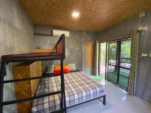 Postel nebo postele na pokoji v ubytování Baan Nork Farmstay บ้านนอก ฟาร์มสเตย์