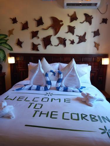 um quarto com uma cama com morcegos na parede em The Corbin Guest House em Fehendhoo