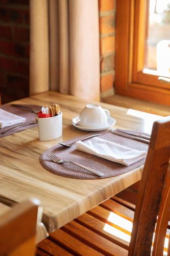 Una mesa de madera con un plato de comida encima. en Lovane Boutique Wine Estate and Guesthouse, en Stellenbosch