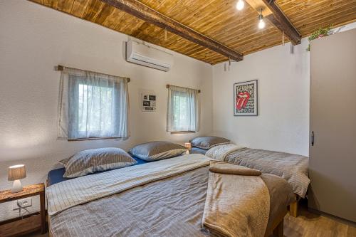 ヤストレバースコにあるHoliday Home Ljubavの部屋にベッドが2つある寝室
