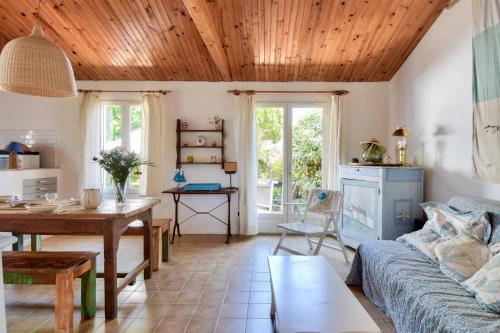 un salon avec un canapé et une table dans l'établissement Maison pour 4 - Jardin - 600m de la plage, à La Guérinière
