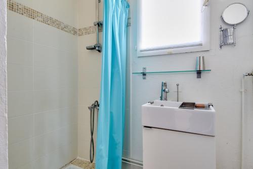 a bathroom with a sink and a shower at Maison pour 4 - Jardin - 600m de la plage in Le Fier