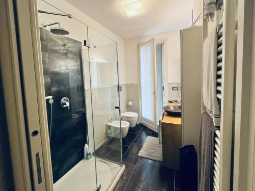 y baño con ducha, aseo y lavamanos. en Fiore di Mantova - casa appartamento vacanze en Virgilio