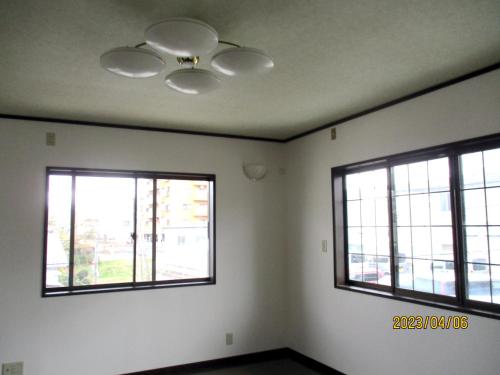 a living room with two windows and a ceiling fan at 富山駅徒歩9分駐車2台付き一棟貸切素泊り旅館こられ赤江邸 in Toyama