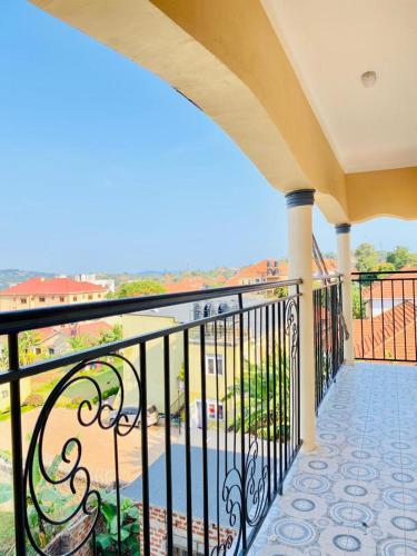 un balcón de una casa con vistas al océano en Viola, en Kampala