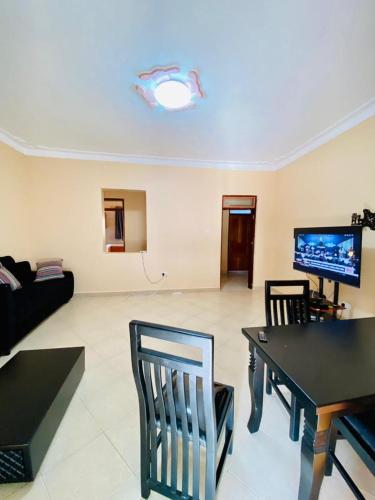 uma sala de estar com um sofá e uma mesa em Viola em Kampala