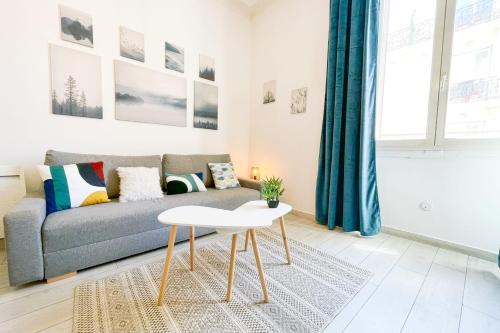 un salon avec un canapé et une table dans l'établissement #B3 Light Pink T2 near Jaurès Estacade Luminous, à Grenoble