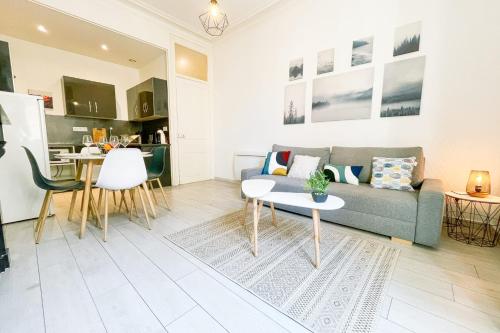 un salon avec un canapé et une table dans l'établissement #B3 Light Pink T2 near Jaurès Estacade Luminous, à Grenoble