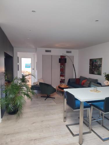 un salon avec une table et un canapé dans l'établissement Appartement au Grau du roi, au Grau-du-Roi